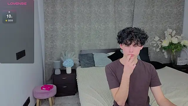 Snapshot of Cute_Mike chatting on December 2025 07:45:02 PM Cute Mike online show from December 2025 07:45:02 PM