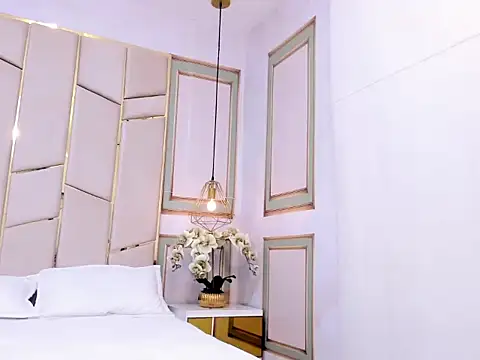 Laia 18 online show from October 2025 11:43:01 AM