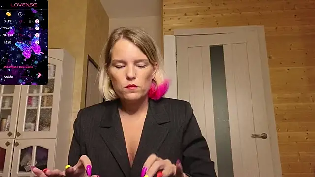 Snapshot of Lady_Shine chatting on October 2025 09:23:02 PM Lady Shine online show from October 2025 09:23:02 PM