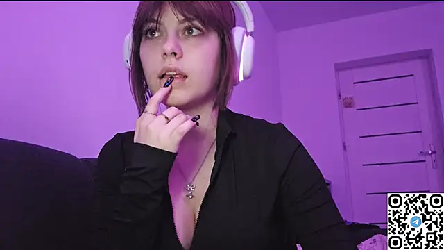 Snapshot of KristiBloom chatting on November 2025 10:45:02 PM KristiBloom online show from November 2025 10:45:02 PM