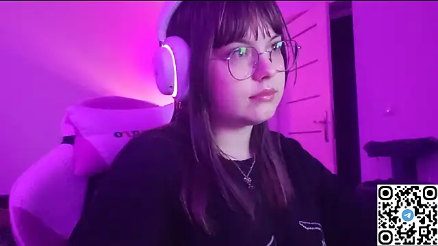 Snapshot of KristiBloom chatting on December 2025 10:25:01 PM KristiBloom online show from December 2025 10:25:01 PM