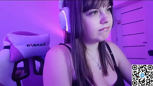 Snapshot of KristiBloom chatting on December 2025 09:52:02 PM KristiBloom online show from December 2025 09:52:02 PM