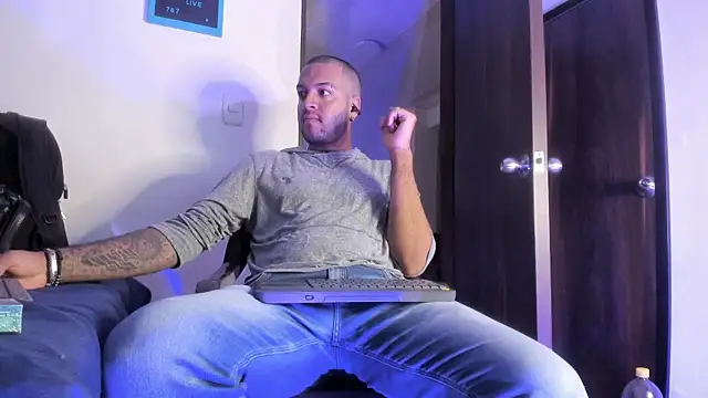 Snapshot of Dann_17_ chatting on November 2025 04:09:02 PM Dann 17 online show from November 2025 04:09:02 PM