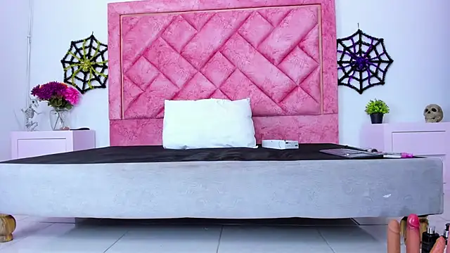 Bigasshott  online show from October 2025 07:05:01 PM