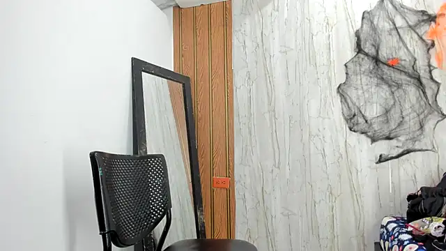 luisabecker  online show from October 2025 01:37:01 PM