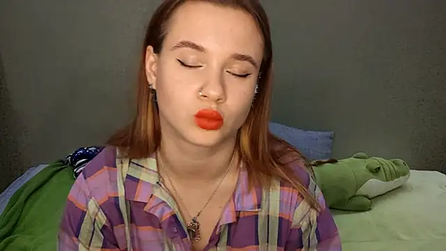 Snapshot of QuiveredFrown chatting on October 2025 11:02:01 AM QuiveredFrown online show from October 2025 11:02:01 AM