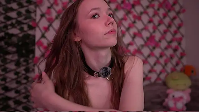 Snapshot of Petite_Polly chatting on October 2025 01:06:01 AM Petite Polly online show from October 2025 01:06:01 AM