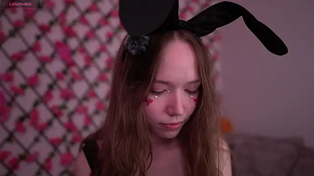 Snapshot of Petite_Polly chatting on October 2025 01:17:01 AM Petite Polly online show from October 2025 01:17:01 AM