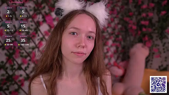 Snapshot of Petite_Polly chatting on November 2025 06:08:01 PM Petite Polly online show from November 2025 06:08:01 PM