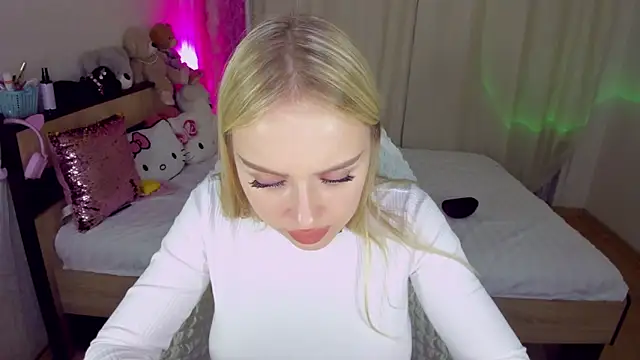 Snapshot of CeaneLino chatting on October 2025 06:50:01 PM CeaneLino online show from October 2025 06:50:01 PM