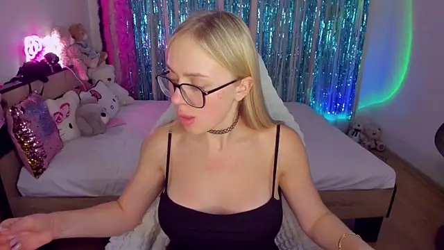 Snapshot of CeaneLino chatting on November 2025 07:03:01 PM CeaneLino online show from November 2025 07:03:01 PM