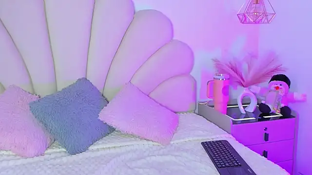 Snapshot of Alyss_Sweet chatting on November 2025 03:22:01 PM Alyss Sweet online show from November 2025 03:22:01 PM