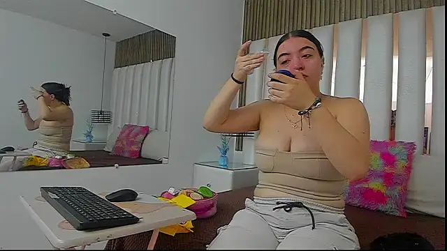 Snapshot of AmbarGills chatting on November 2025 01:00:02 PM AmbarGills online show from November 2025 01:00:02 PM