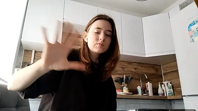 Snapshot of LUNA_KLEIN chatting on October 2025 10:02:01 AM LUNA KLEIN online show from October 2025 10:02:01 AM