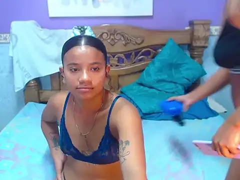 Snapshot of AmaliaAndAngely chatting on November 2025 05:23:01 PM AmaliaAndAngely online show from November 2025 05:23:01 PM