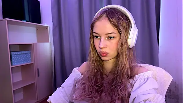 LunaCrave online show from October 2025 10:27:01 AM