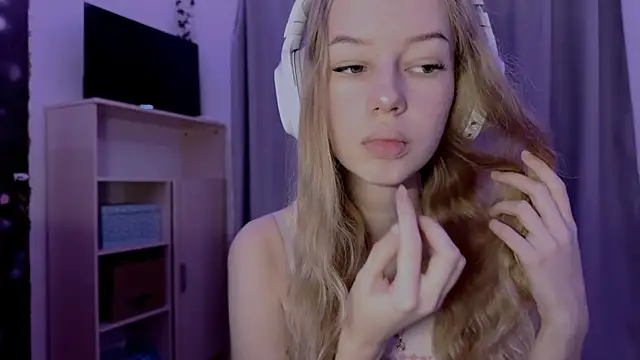 LunaCrave online show from October 2025 04:05:02 AM