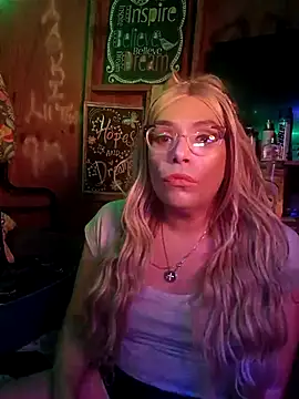 Snapshot of Queen2clouds chatting on November 2025 10:45:02 AM Queen2clouds online show from November 2025 10:45:02 AM