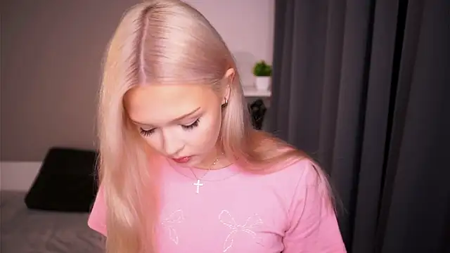 KaryTasch online show from October 2025 07:03:02 PM