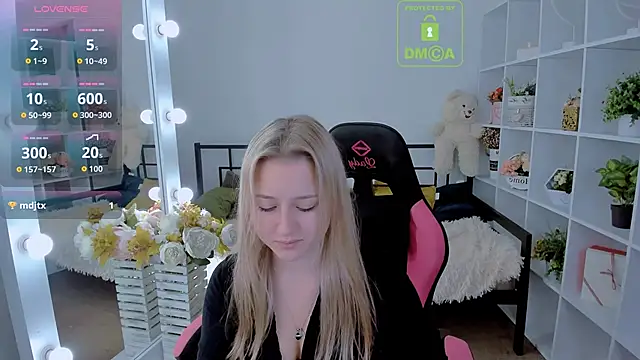 Snapshot of Lulu___Moon chatting on October 2025 06:59:01 AM Lulu   Moon online show from October 2025 06:59:01 AM