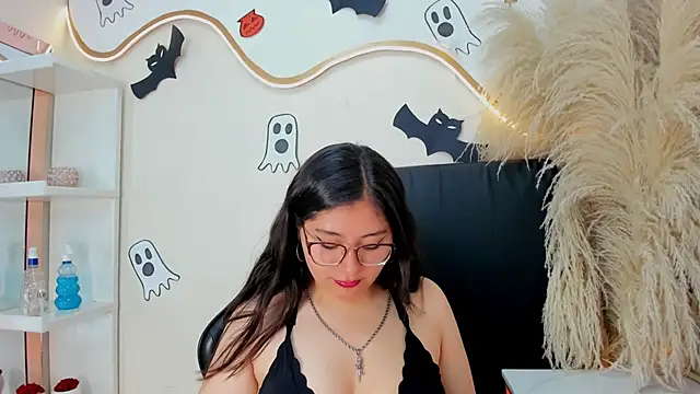 Snapshot of ZeleneJones chatting on October 2025 11:44:01 AM ZeleneJones online show from October 2025 11:44:01 AM