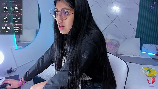 Snapshot of Briseida-White chatting on October 2025 01:37:01 PM Briseida-White online show from October 2025 01:37:01 PM