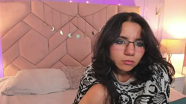 Snapshot of HollyPeach chatting on November 2025 08:36:02 AM HollyPeach online show from November 2025 08:36:02 AM