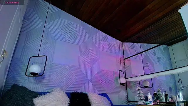 Snapshot of CinnamonHeat chatting on November 2025 11:10:02 AM CinnamonHeat online show from November 2025 11:10:02 AM