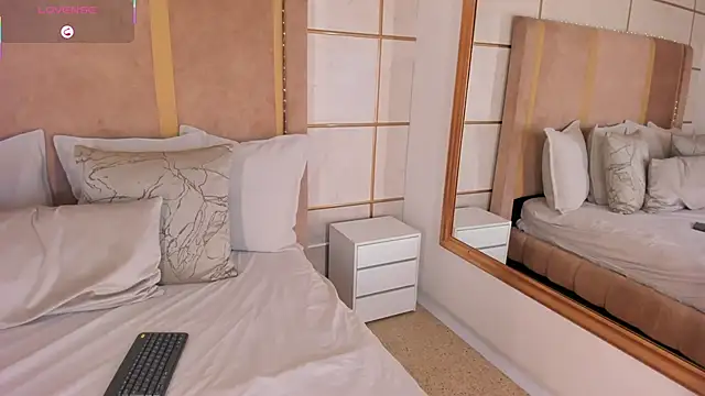 Snapshot of lyrabellini chatting on November 2025 11:43:02 AM lyrabellini online show from November 2025 11:43:02 AM