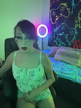 Snapshot of MiniMonroe chatting on October 2025 10:38:01 AM MiniMonroe online show from October 2025 10:38:01 AM