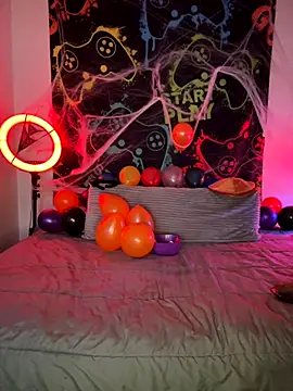 Snapshot of MiniMonroe chatting on November 2025 08:27:02 AM MiniMonroe online show from November 2025 08:27:02 AM