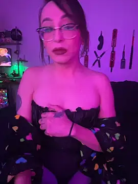 Snapshot of MiniMonroe chatting on November 2025 08:35:01 AM MiniMonroe online show from November 2025 08:35:01 AM