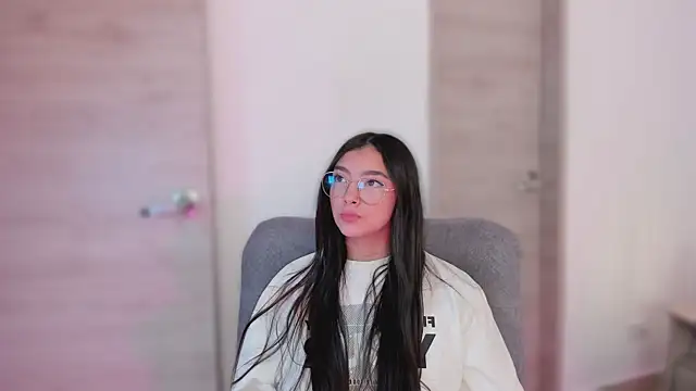 Snapshot of MirandaJohnson_ chatting on October 2025 12:52:02 PM MirandaJohnson online show from October 2025 12:52:02 PM