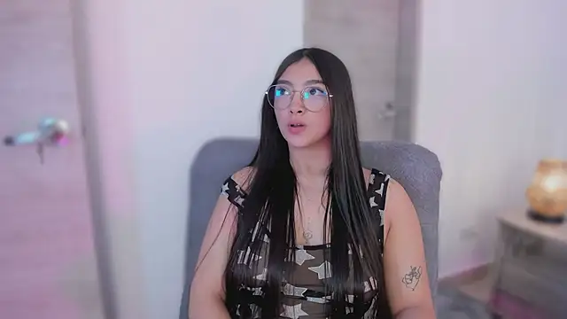 Snapshot of MirandaJohnson_ chatting on October 2025 01:22:02 PM MirandaJohnson online show from October 2025 01:22:02 PM