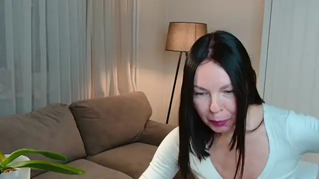 Snapshot of LittleNicolee chatting on December 2025 06:37:02 PM LittleNicolee online show from December 2025 06:37:02 PM