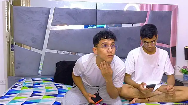 Snapshot of Desire4Duo chatting on November 2025 01:33:02 PM Desire4Duo online show from November 2025 01:33:02 PM