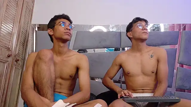 Snapshot of Desire4Duo chatting on November 2025 02:05:01 PM Desire4Duo online show from November 2025 02:05:01 PM