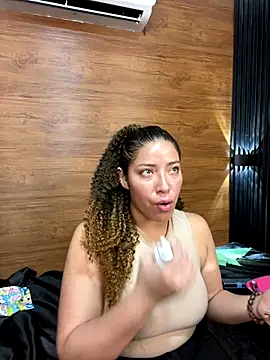 Snapshot of Yvonny27 chatting on October 2025 03:14:02 PM Yvonny27 online show from October 2025 03:14:02 PM