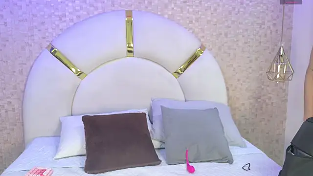 Snapshot of emmy_rose25 chatting on November 2025 11:43:02 AM emmy rose25 online show from November 2025 11:43:02 AM