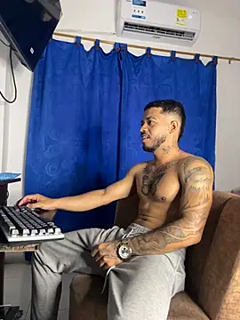 Snapshot of Kylian_Alessandro chatting on November 2025 08:51:01 PM Kylian Alessandro online show from November 2025 08:51:01 PM