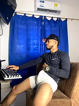 Snapshot of Kylian_Alessandro chatting on November 2025 12:44:02 PM Kylian Alessandro online show from November 2025 12:44:02 PM