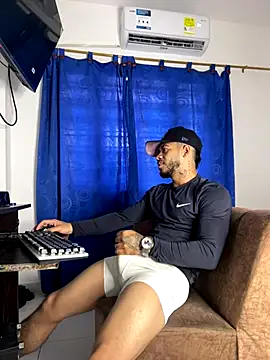 Snapshot of Kylian_Alessandro chatting on November 2025 12:20:01 PM Kylian Alessandro online show from November 2025 12:20:01 PM