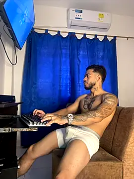 Snapshot of Kylian_Alessandro chatting on November 2025 04:33:01 PM Kylian Alessandro online show from November 2025 04:33:01 PM