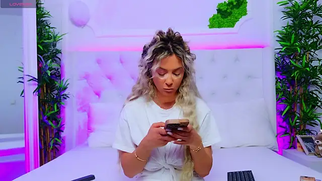 Snapshot of AriannaSins chatting on November 2025 01:23:01 PM AriannaSins online show from November 2025 01:23:01 PM