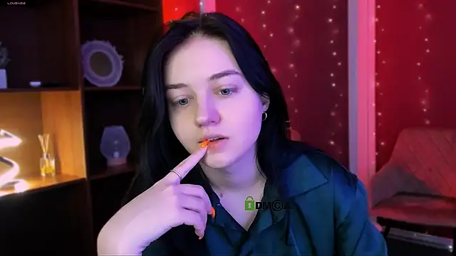 Snapshot of miki_ti chatting on December 2025 05:56:02 AM miki ti online show from December 2025 05:56:02 AM