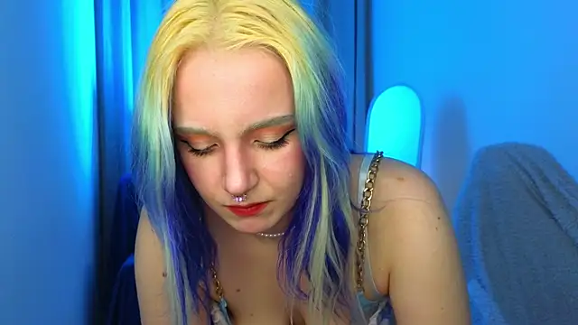 Snapshot of AleksaDivine chatting on November 2025 09:06:02 PM AleksaDivine online show from November 2025 09:06:02 PM