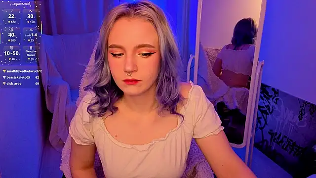 Snapshot of AleksaDivine chatting on November 2025 09:28:01 PM AleksaDivine online show from November 2025 09:28:01 PM