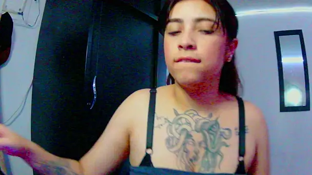 Snapshot of adri_gomez1 chatting on November 2025 06:25:02 AM adri gomez1 online show from November 2025 06:25:02 AM