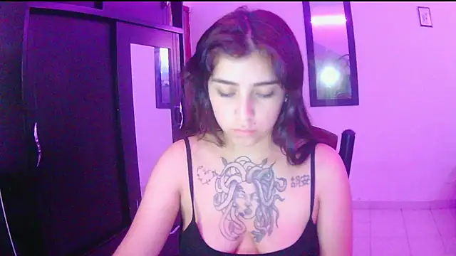 Snapshot of adri_gomez1 chatting on November 2025 08:45:01 PM adri gomez1 online show from November 2025 08:45:01 PM