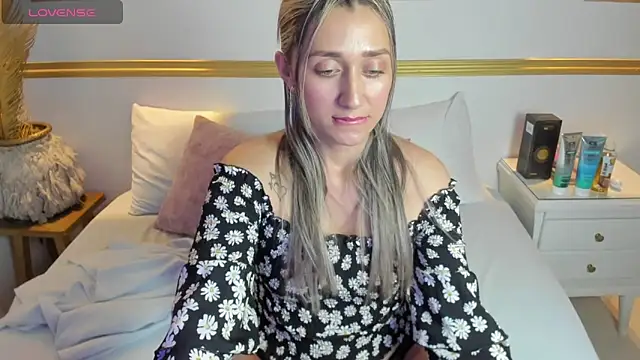 Snapshot of karlyy_ chatting on October 2025 08:02:02 PM karlyy online show from October 2025 08:02:02 PM